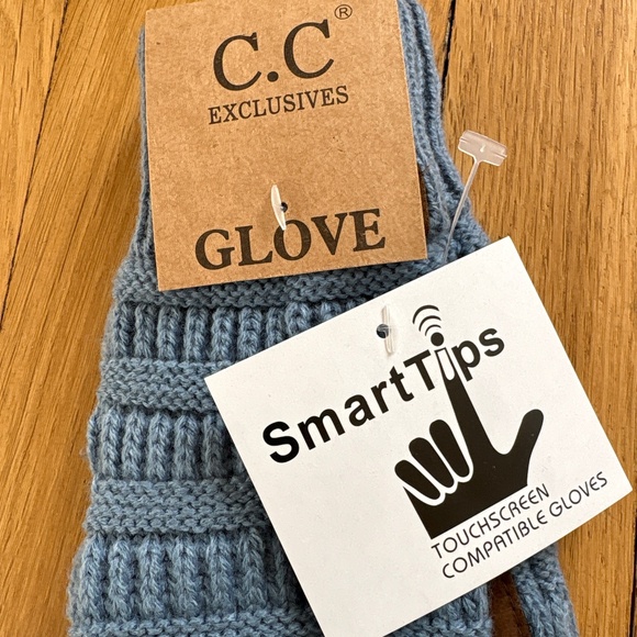 C.C Exclusives SmartTips Gloves Light Blue NWT’s! - Picture 2 of 2